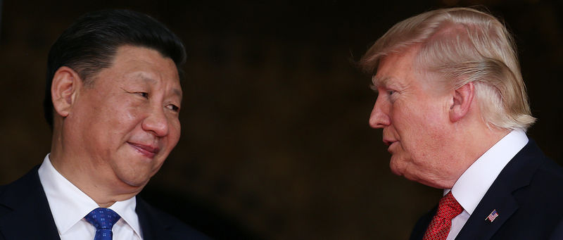 © Reuters. O presidente dos Estados Unidos, Donald Trump recebe o presidente da China,                                                      Xi Jinping na Flórida, Estados Unidos.