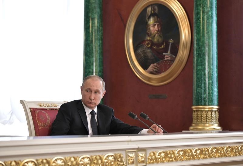 © Reuters. بوتين يبحث مع مجلس الأمن الروسي بقاء قوة جوية في سوريا