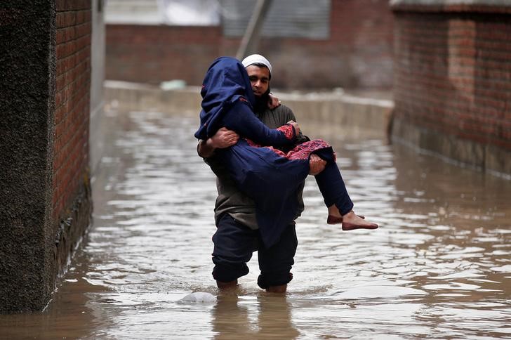© Reuters. مقتل ستة وفقدان اثنين جراء الفيضانات في كشمير الهندية