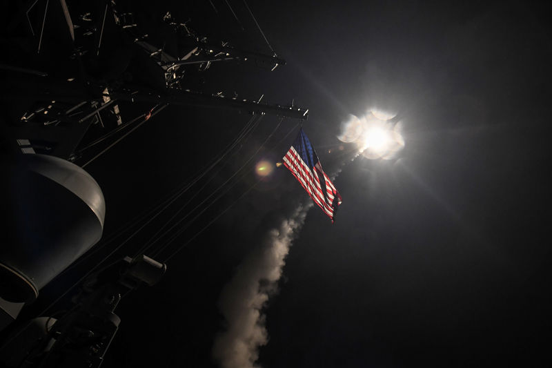 © Reuters. Navio da Marinha dos Estados Unidos conduz ataques de mísseis contra a Síria.