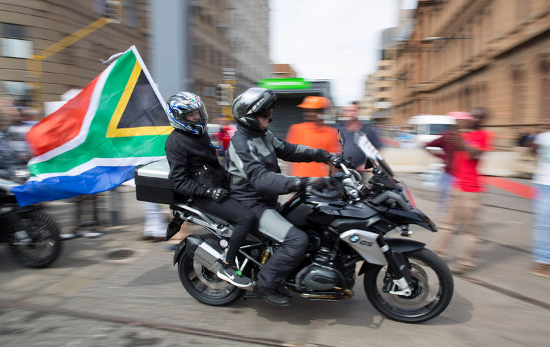 © Reuters. Demonstrators take part in a protest calling for the removal of South Africa's President Jacob Zuma, in Pretoria