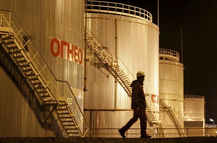 © Reuters. A worker walks past oil tanks of Oil&Gas-Processing Plant on oil fields operated by a subsidiary of the KazMunayGas Exploration Production JSC in Kyzylorda region, southern Kazakhstan