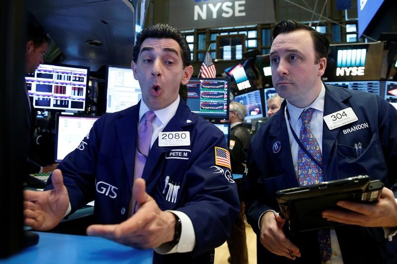 © Reuters. Traders work on the floor of the New York Stock Exchange