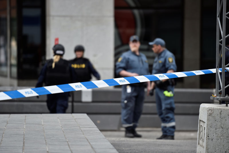 © Reuters. Pessoas morrem em acidente, em que um caminhão entrou em uma loja de departamentos no centro de Estocolmo, na Suécia.