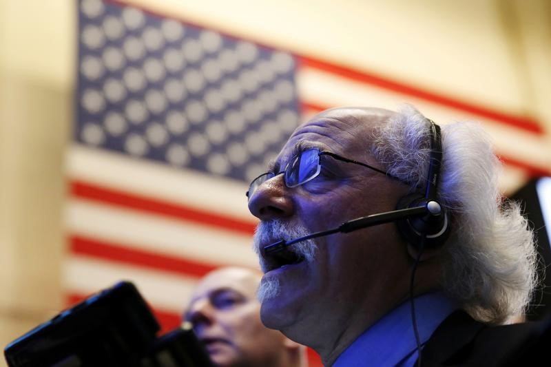 © Reuters. WALL STREET HÉSITE EN DÉBUT DE SÉANCE