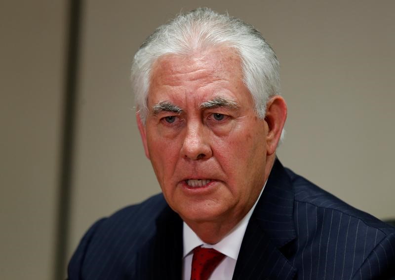 © Reuters. U.S. Secretary of State Rex Tillerson makes a statement about the visit of China's President Xi Jinping and about the situation in Syria, at Palm Beach International Airport in West Palm Beach