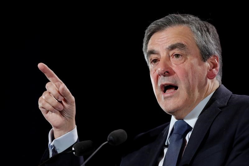 © Reuters. استطلاعان: احتدام حملة انتخابات الرئاسة الفرنسية في أسابيعها الأخيرة