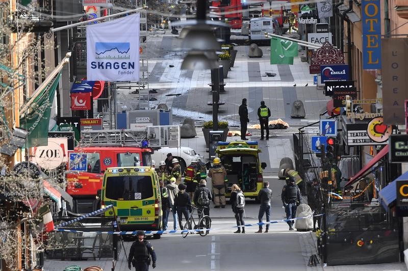 © Reuters. إعادة تشغيل خدمة قطارات الأنفاق في ستوكهولم بعد هجوم في السويد