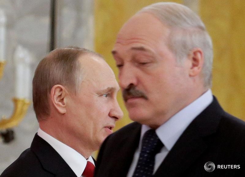 © Reuters. Президент России Владимир Путин (слева) и президент Белоруссии Александр Лукашенко на встрече в Санкт-Петербурге