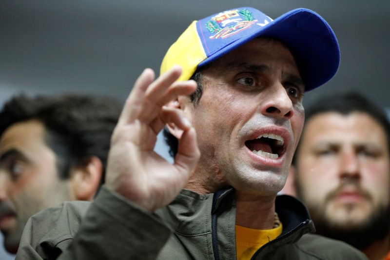 © Reuters. Henrique Capriles concede entrevista em Caracas