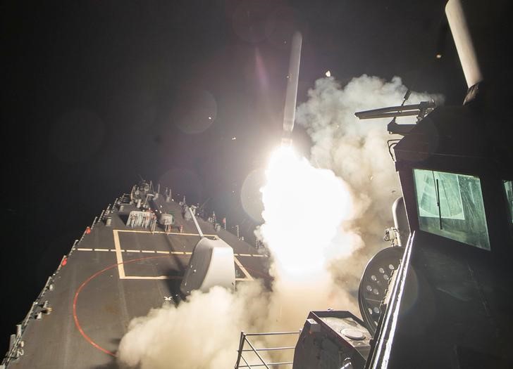© Reuters. المرصد: طائرات حربية سورية تقلع من قاعدة جوية قصفت بصواريخ أمريكية