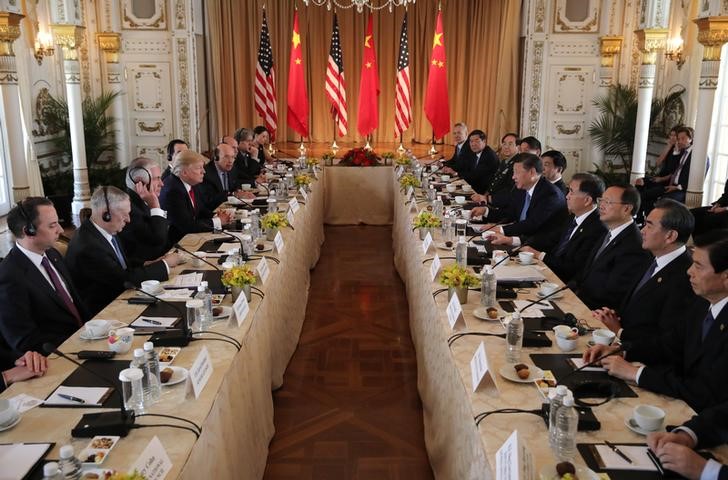 © Reuters. Trump durante jantar com presidente chinês Xi