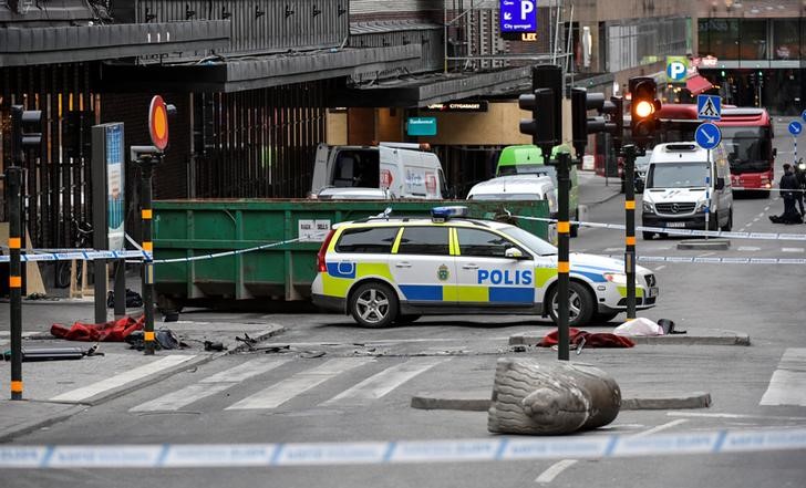 © Reuters. شرطة ستوكهولم تشتبه بأن محتجزا لديها هو منفذ حادث الدهس