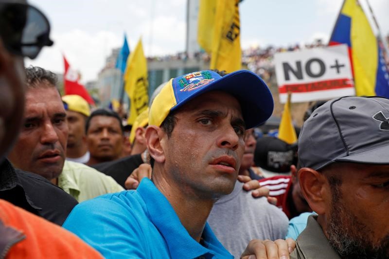 © Reuters. El líder opositor Henrique Capriles, durante una manifestación de la oposición en Caracas