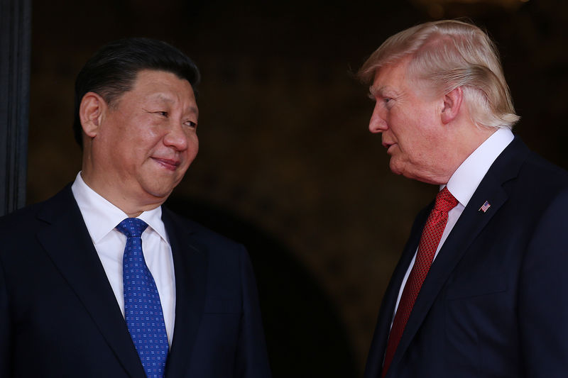 © Reuters. El presidente de los Estados Unidos, Donald Trump, da la bienvenida al presidente chino, Xi Jinping, en el estado de Mar-a-Lago, en Palm Beach, Florida, EE.UU.