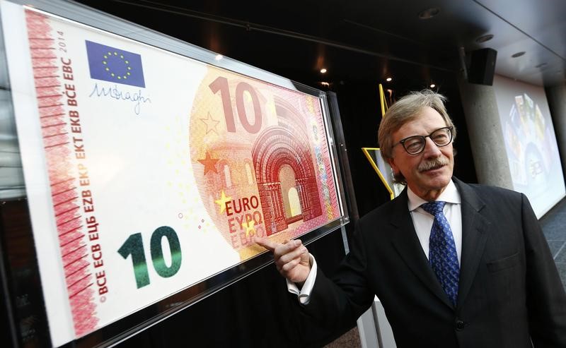 © Reuters. Yves Mersch, Member of the Executive Board of the European Central Bank presents an oversized newly unveiled 10 euro note at the headquarters of the European Central Bank (ECB) in Frankfurt