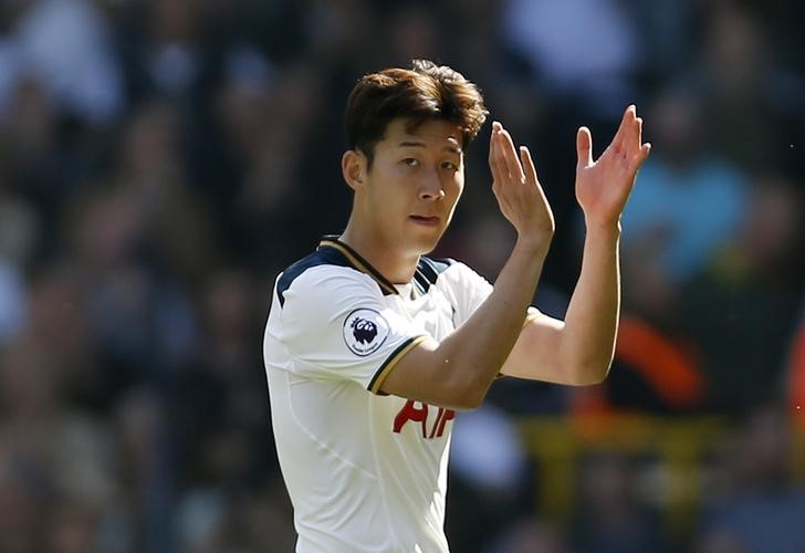 © Reuters. Tottenham's Son Heung-min applauds the fans as he is substituted off