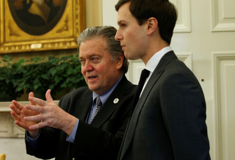 © Reuters. Bannon and Kushner talk at the White House in Washington