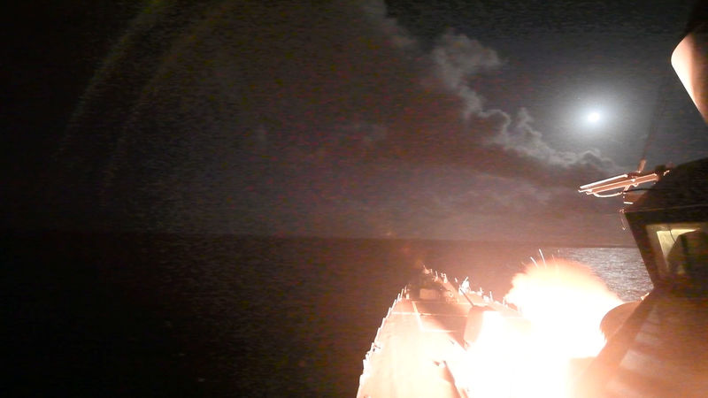 © Reuters. El destructor de misiles teledirigidos de la Armada estadounidense USS Porter (DDG 78) realiza operaciones de ataque en el Mar Mediterráneo