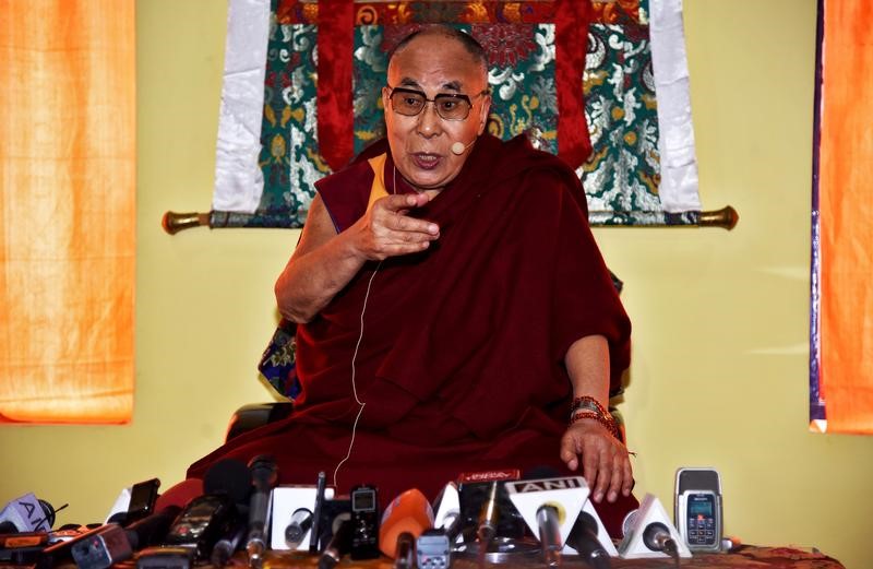 © Reuters. الدلاي لاما يدعو شعب التبت لاتخاذ قرار بشأن خلافته