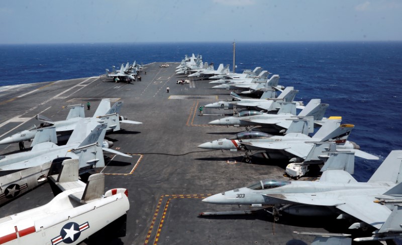 © Reuters. Cazas F18 de la Armada de Estados Unidos están estacionados en la cubierta del portaaviones USS Carl Vinson en el Mar de China Meridional