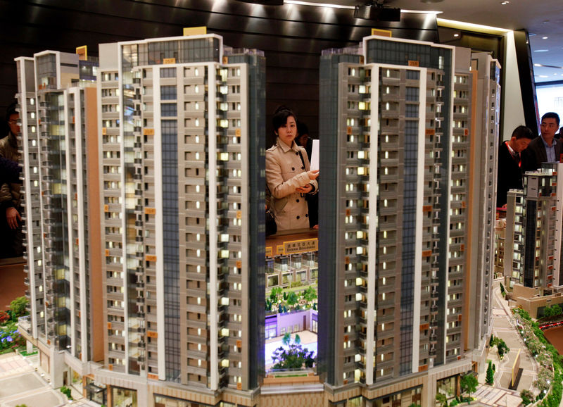 © Reuters. FILE PHOTO: Potential buyer looks at model of Riva, a property development by Sun Hung Kai Properties, in Hong Kong