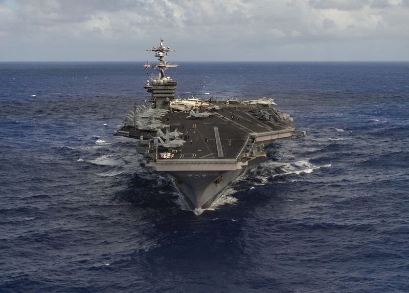 © Reuters. مسؤول: مجموعة هجومية للبحرية الأمريكية تتحرك صوب شبه الجزيرة الكورية