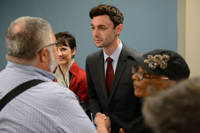 © Reuters. Democratic candidate Jon Ossoff greets supporters after during the League of Women Voters' candidate forum in Marietta