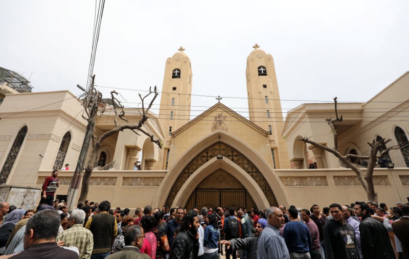 © Reuters. Dos explosiones en iglesias coptas en Egipto matan al menos a 36 personas