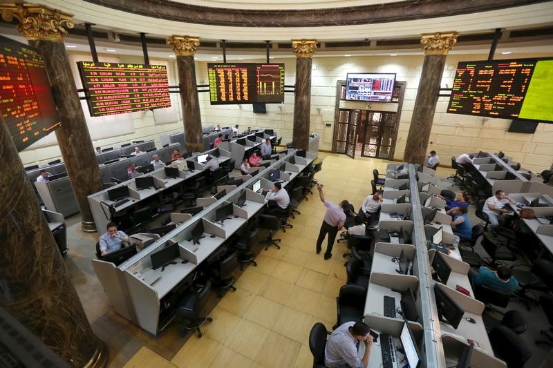 © Reuters. البورصة المصرية تتراجع مع تفجيرات وهبوط معظم أسواق الأسهم في الشرق الأوسط