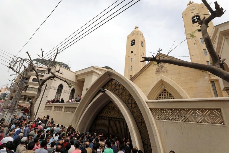 © Reuters. في احتفالات أحد السعف .. الدماء تلطخ سقف كنيسة مصرية