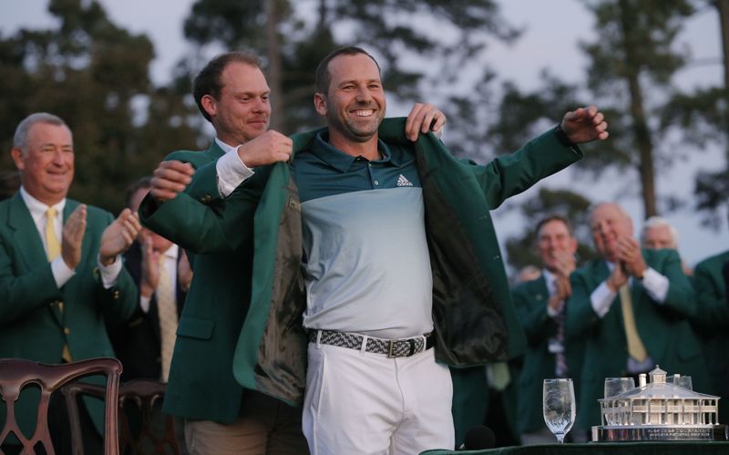 © Reuters. Garcia of Spain is presented the green jacket by Willett of England after Garcia won the 2017 Masters in Augusta