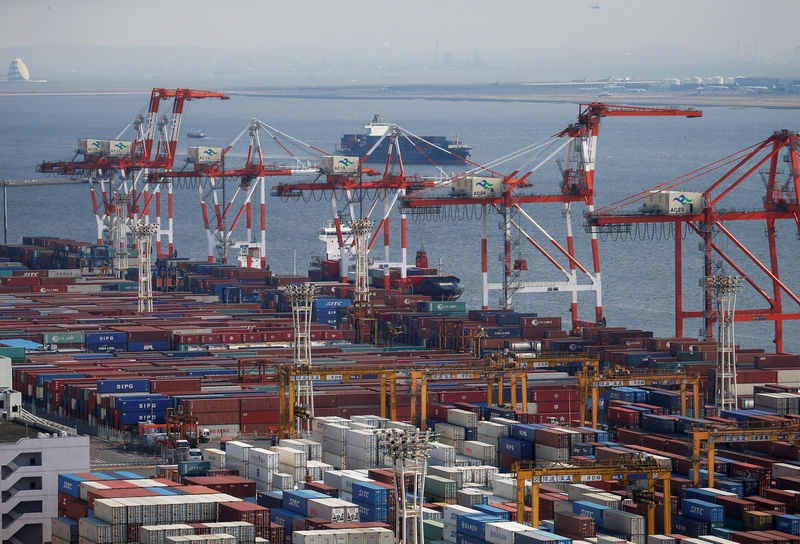 © Reuters. FILE PHOTO: Shipping containers are seen at a port in Tokyo, Japan