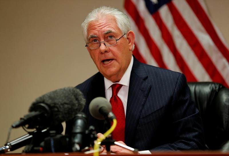 © Reuters. U.S. Secretary of State Rex Tillerson makes a statement about the visit of China's President Xi Jinping and about the situation in Syria, at Palm Beach International Airport in West Palm Beach