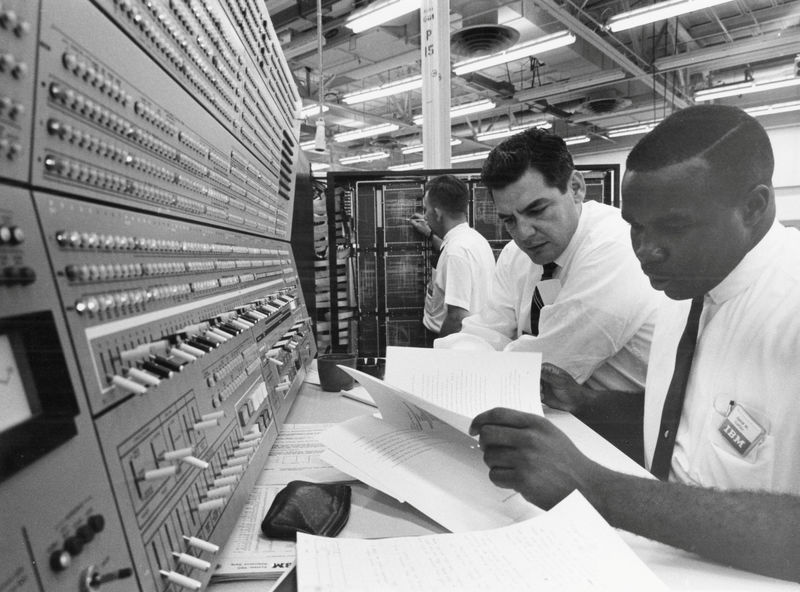 © Reuters. IBM engineers work with a System 360 mainframe computer using business programs written in an early version of the COBOL language in this undated handout photo