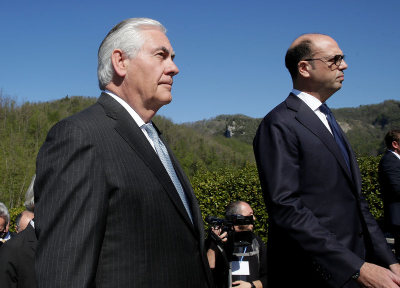 © Reuters. U.S. Secretary of State Rex Tillerson and Italy's Foreign Minister Angelino Alfano arrive to attend a ceremony at the Sant'Anna di Stazzema massacre memorial