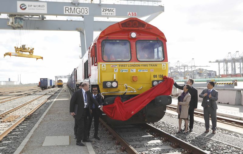 © Reuters. Officials unveil the first UK to China export train, laden with containers of British goods, during the official ceremony to mark its departure from the DP World London Gateway, Stanford-le-Hope