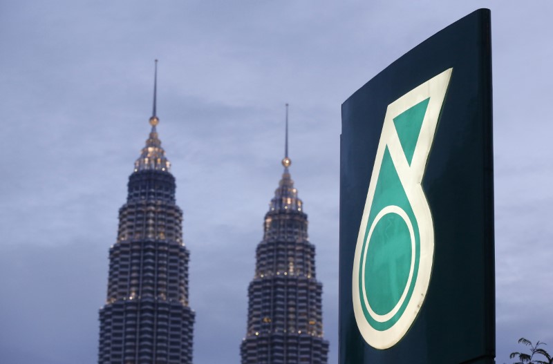 © Reuters. The logo of a Petronas fuel station is seen with the Petronas Twin Towers in the background in Kuala Lumpur