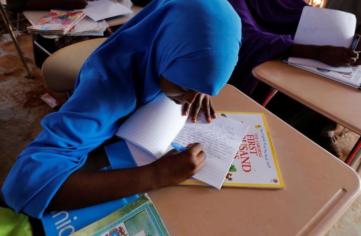 © Reuters. صوماليون جوعى يوازنون بين حرية ابنتهم وحياة بقية أفراد العائلة