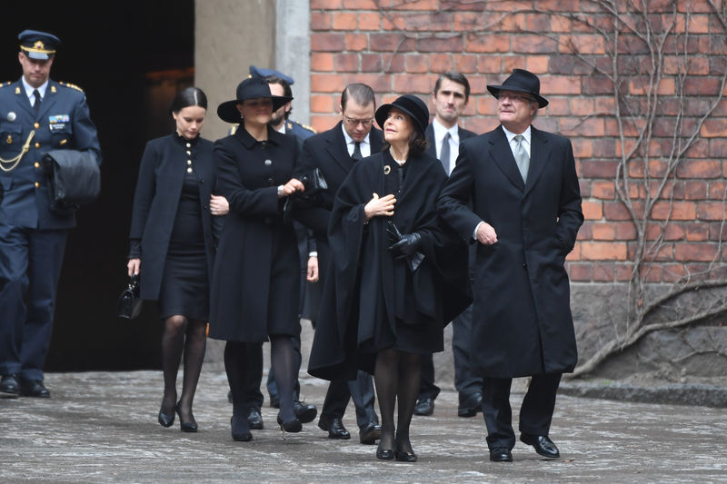 © Reuters. The Royal Family, Princess Sofia, Crown Princess Victoria,Prince Daniel, Queen Silvia and King Carl XVI Gustaf arriving at Stockholm City Hall for the official ceremony with one minute of silence at noon to remember the victims of Friday's attack