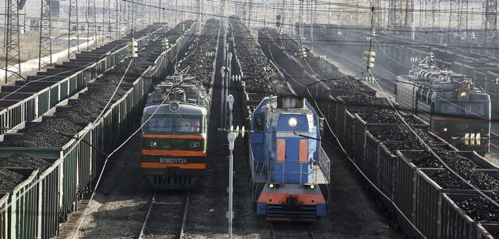 © Reuters. Составы с углём на станции города Заозёрный Красноярского края