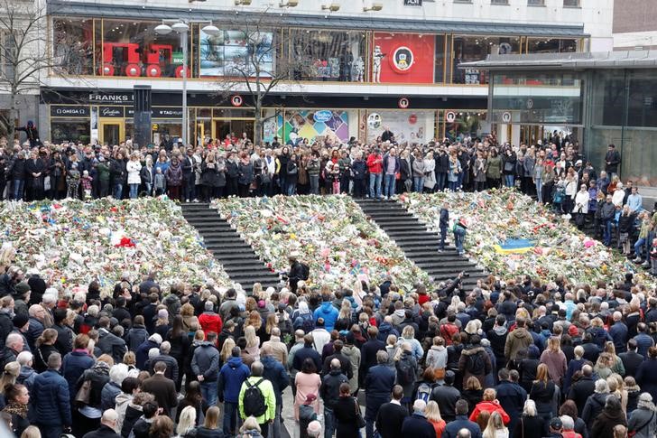 © Reuters. Suecia enmudece para homenajear a las víctimas del ataque con camión