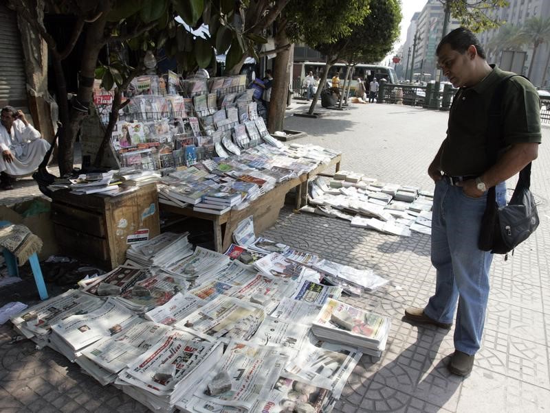 © Reuters. منع طباعة عدد جريدة مصرية طالبت بإقالة وزير الداخلية بعد تفجيري أحد السعف
