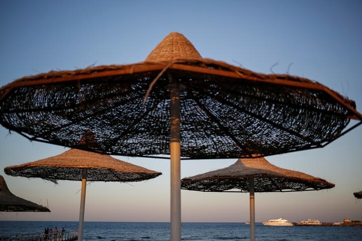 © Reuters. Tourists relax on the beach in the Red Sea resort of Hurghada