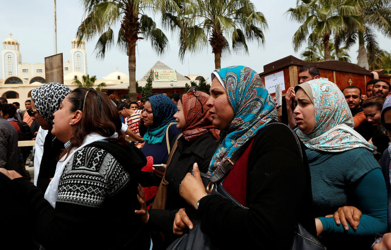 © Reuters. Egyptian Muslim women react alongside relatives of one of the victims of the Palm Sunday bombings, during their funeral at the Monastery of Saint Mina "Deir Mar Mina" in Alexandria