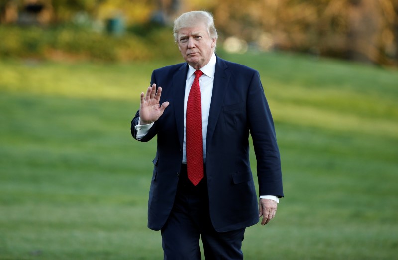 © Reuters. U.S. President Donald Trump waves as he walks from Marine One upon his return to the White House in Washington