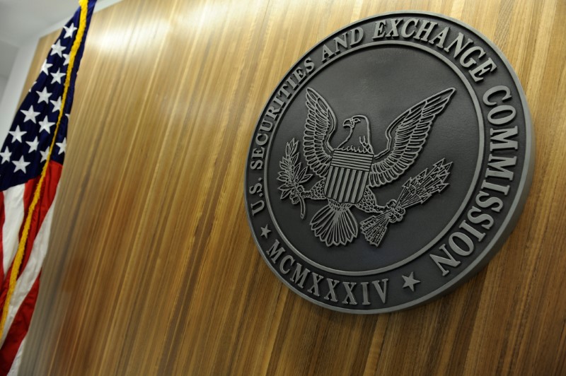 © Reuters. The seal of the U.S. Securities and Exchange Commission  on the wall at SEC headquarters in Washington
