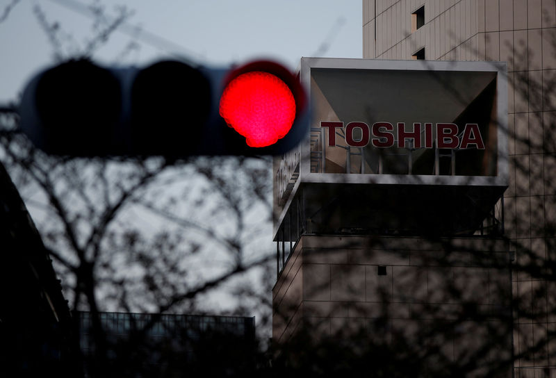 © Reuters. FILE PHOTO The logo of Toshiba Corp is seen behind a traffic light at the company's headquarters in Tokyo