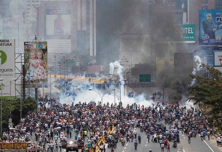 © Reuters. Polícia e manifestantes entram em confronto durante protesto contra o governo em Caracas