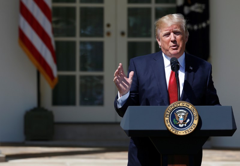 © Reuters. U.S. President Donald Trump speaks before the swearing in of Judge Neil Gorsuch as an Associate Supreme Court Justice in the Rose Garden of the White House in Washington